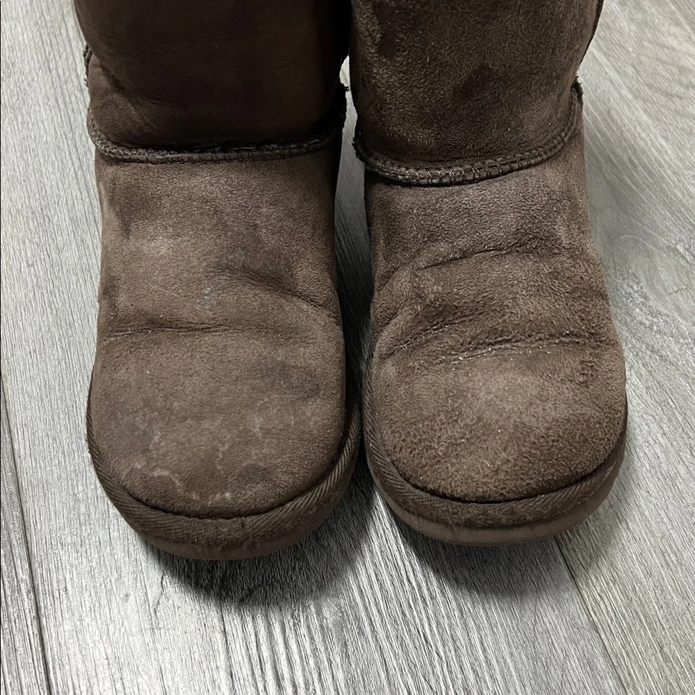 UGG Australia Classic kids sheepskin boots/ chocolate brown / size 3